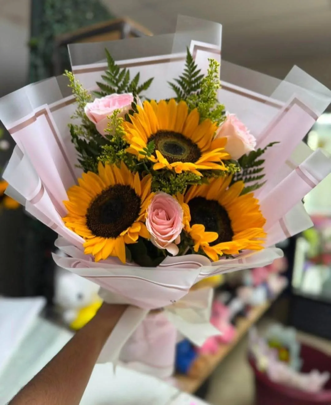 Ramo de rosas rosadas y girasoles