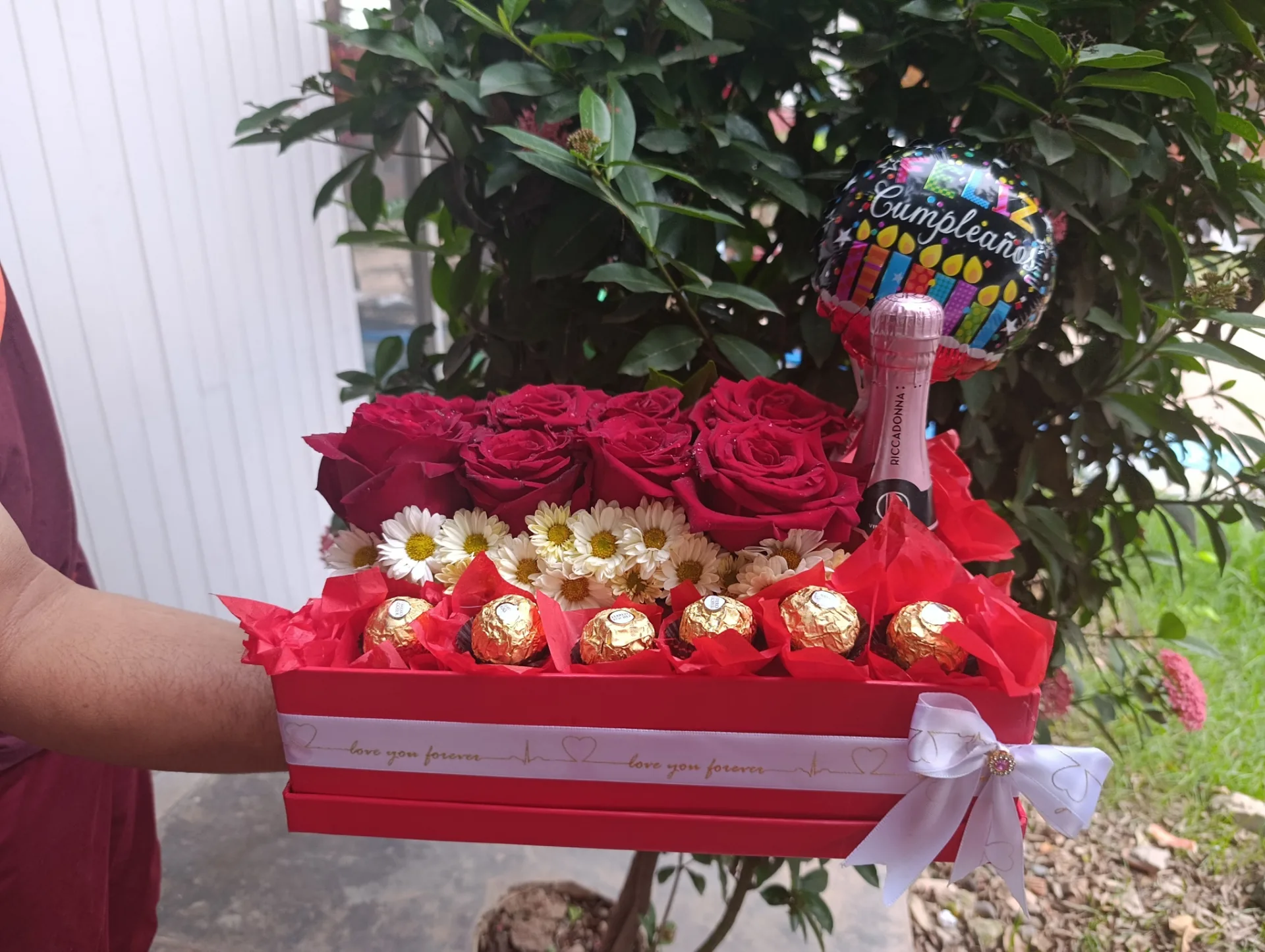 Box rectangular de Rosas, chocolate y Ferrero