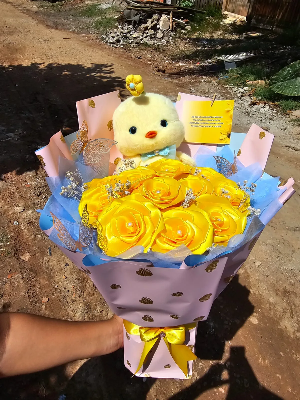 Pollito amarillo con rosas eternas de cintas