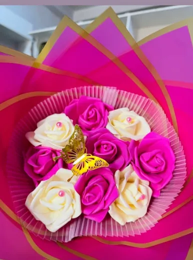 Arreglo floral con mariposa