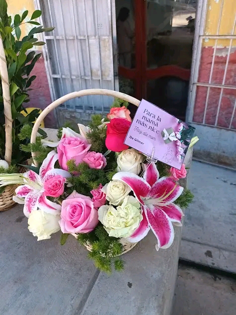 Canasta lirios e rosas