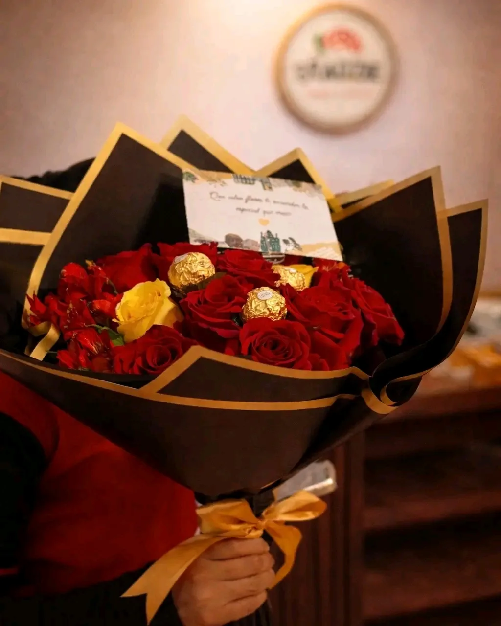 Arreglo Floral con Rosas y Chocolates