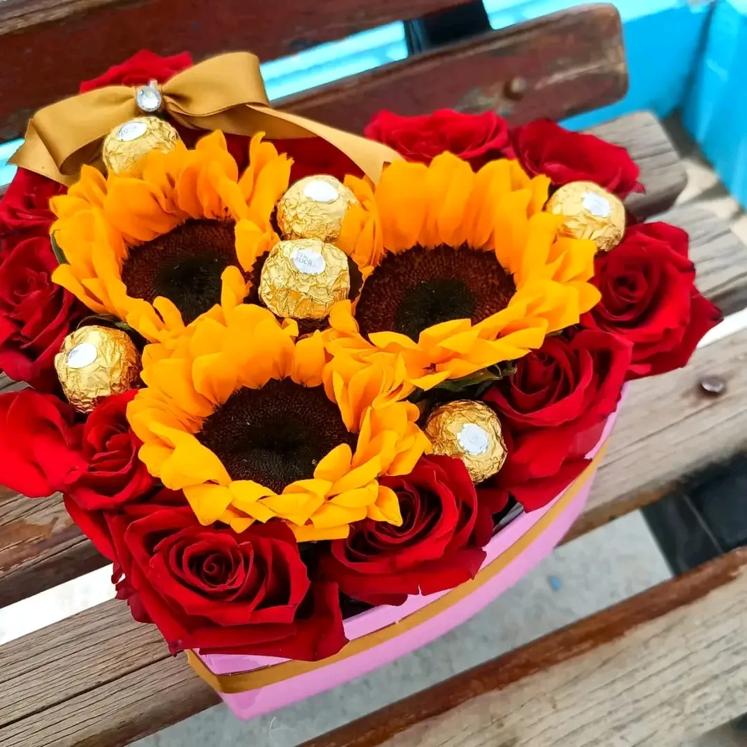 Caja de regalo con rosas, girasoles y chocolates