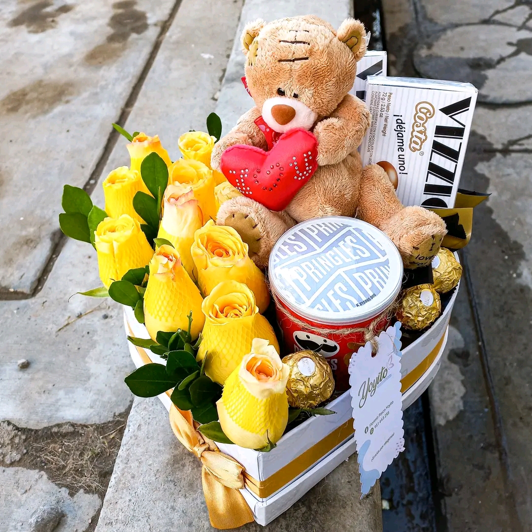 Arreglo floral en caja con osito y dulces