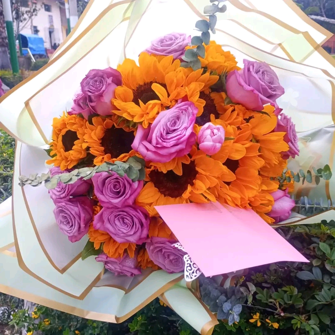 Arreglo floral con girasoles y rosas