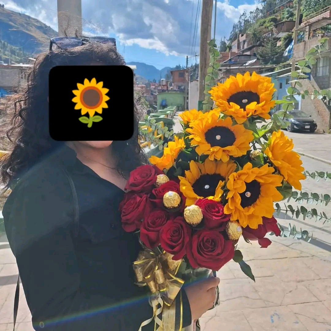 Arreglo floral con girasoles y rosas rojas