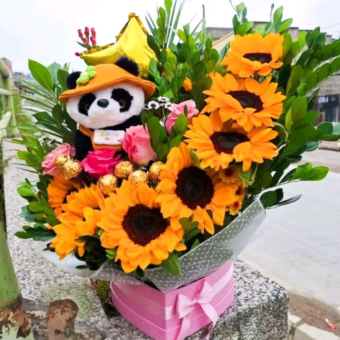 Arreglo floral con girasoles y peluche de panda