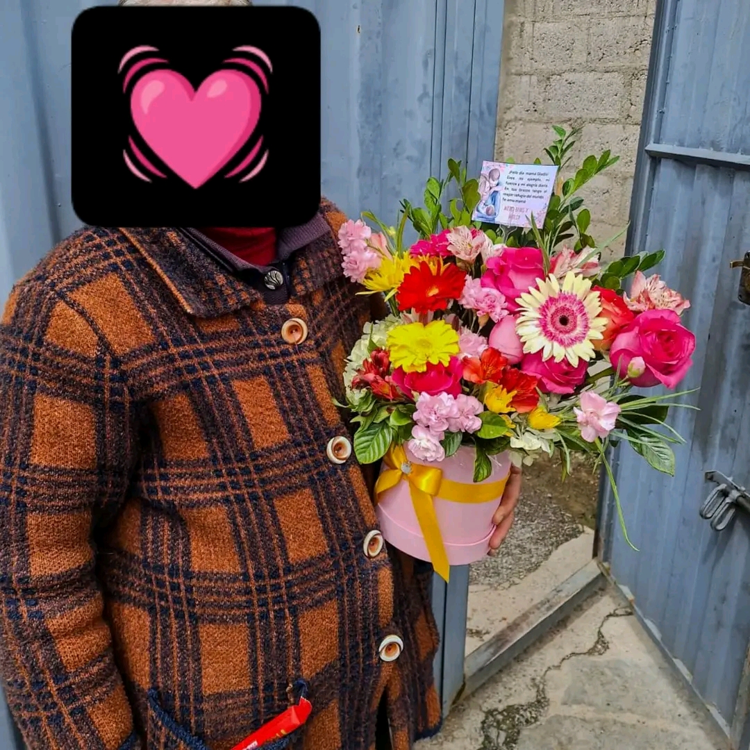 Arreglo floral en caja con dedicatoria