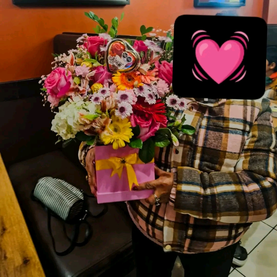 Arreglo floral en caja con chocolates