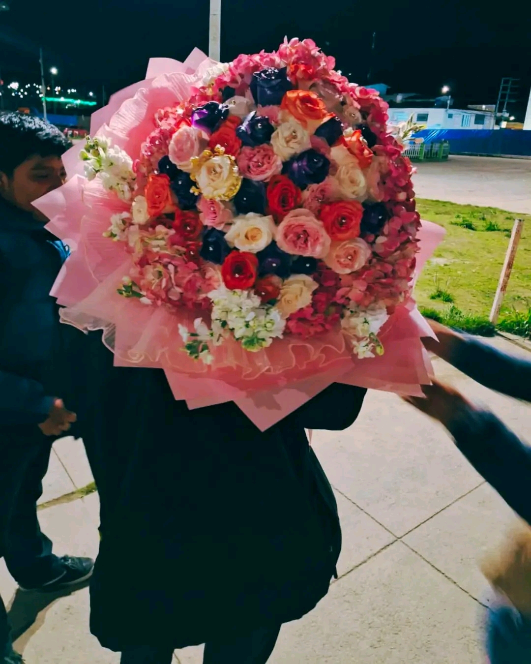Arreglo floral gigante de rosas y hortensias