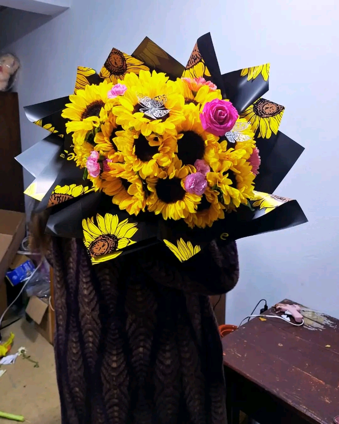 Arreglo floral de girasoles con decoracion
