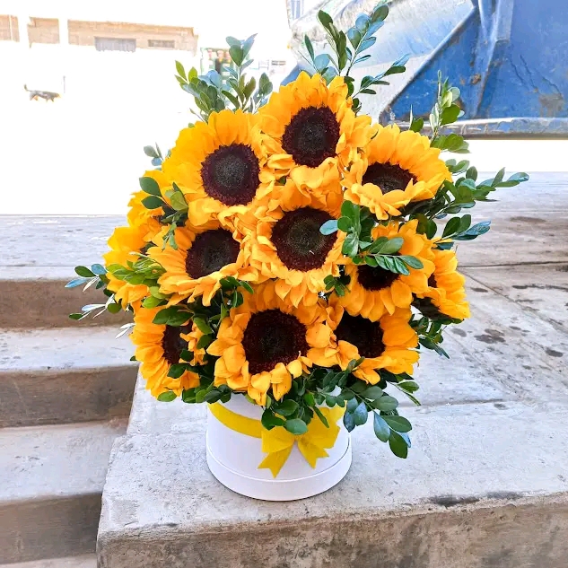 Arreglo floral de girasoles en base circular