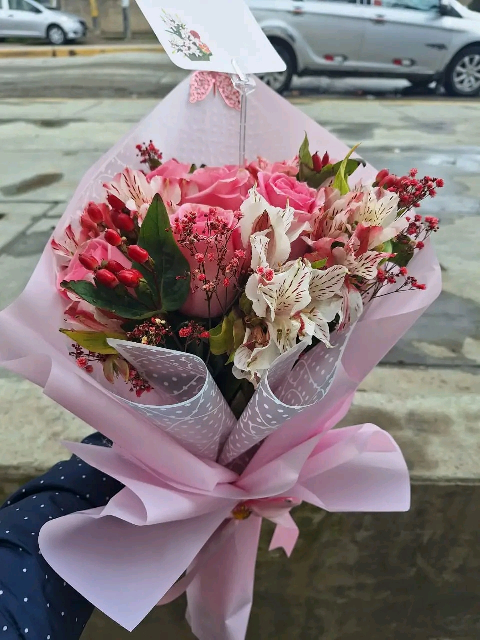 Ramo de rosas y flores mixtas